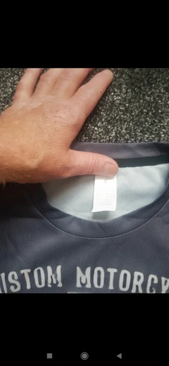 Tee shirt motif moto taille S neuf
Couleur gris sur la photo il fait bleu/violet - photo numéro 2