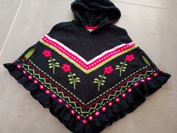Poncho neuf en laine 6 ans fille