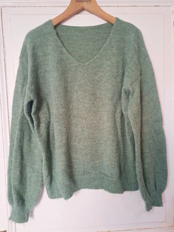 Joli pull col V en maille effet mohair.