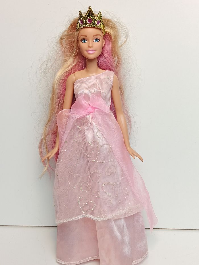 Poupée mattel barbie tenue reine du bal de promo
Poupée et ensemble compris