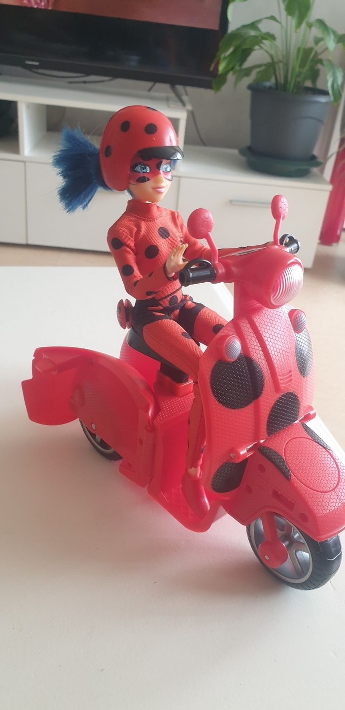 Scooter miraculous et son personnage - photo numéro 2