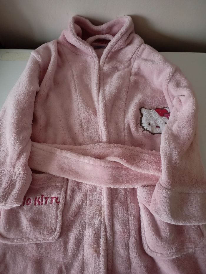 Robe de chambre rose clair 4 ans  polyester 2 poches et une ceinture.Hello Kitty. Très bon état - photo numéro 2
