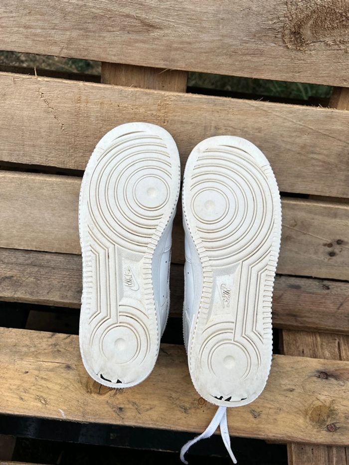 Nike Air Force 1 blanches pointure 39 - photo numéro 2