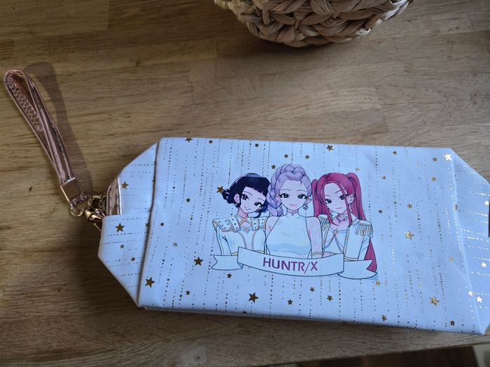 Trousse maquillage / toilette ou crayon demon hunters kpop huntrix - photo numéro 2