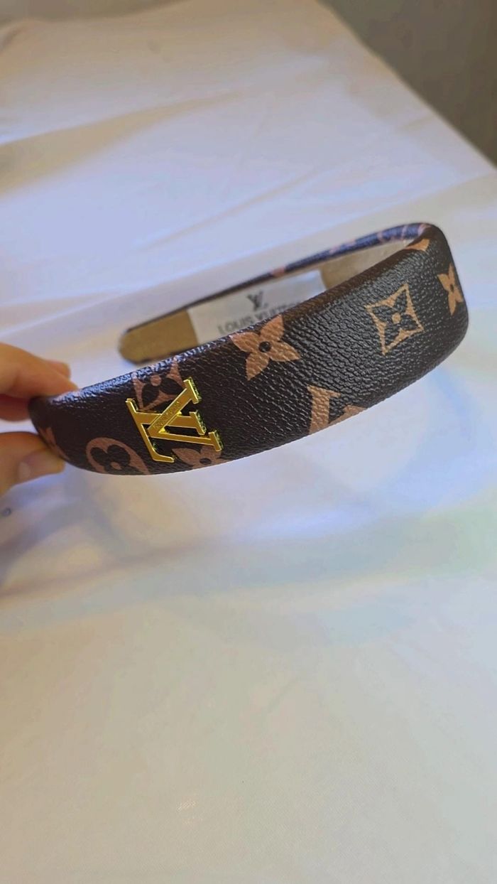 un accessoire de tête élégant et intemporel qui apporte une touche couture à n'importe quelle tenue. - photo numéro 2