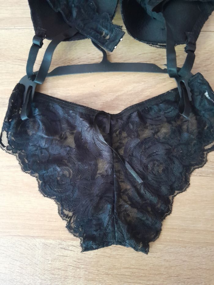 Ensemble dentelle noir soutien gorge 90B et shorty taille M/L - photo numéro 2