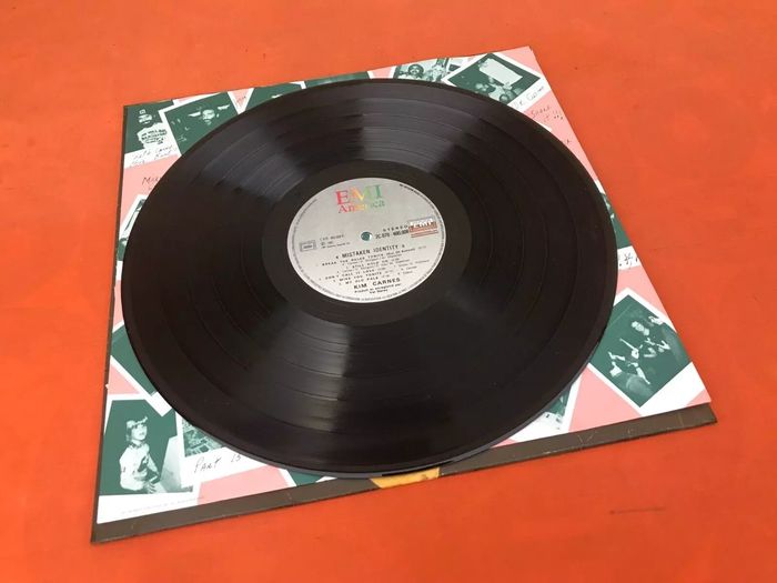 Vinyle 33 tours   Kim Carnes Mistaken Identity  (1981) Emi America 2C 070400008 - photo numéro 4