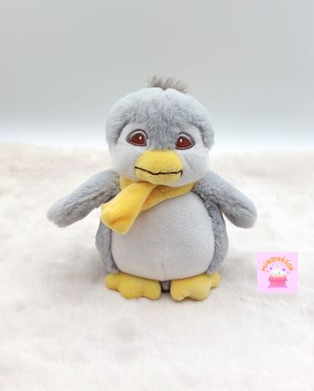 Petite peluche doudou pingouin gris blanc BERGLAND GmbH écharpe jaune 18 cm TTBE