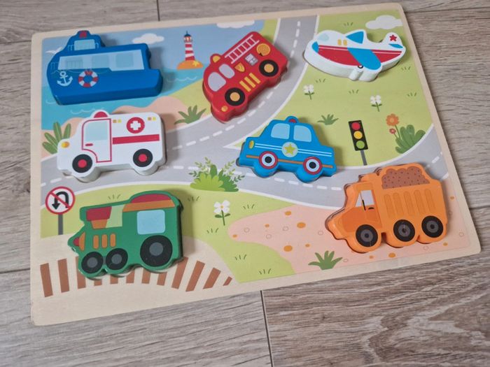Jeu encastrement en bois, thème véhicules