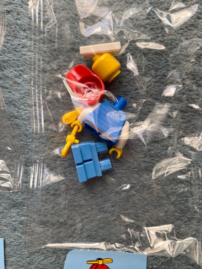 Lot lego minifigurine garçon billy avec sa lettre et boîte aux lettres - photo numéro 4