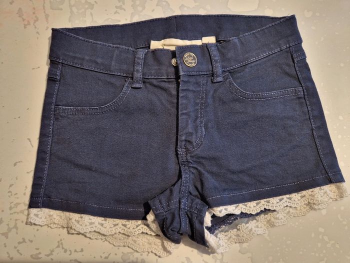 Short fille