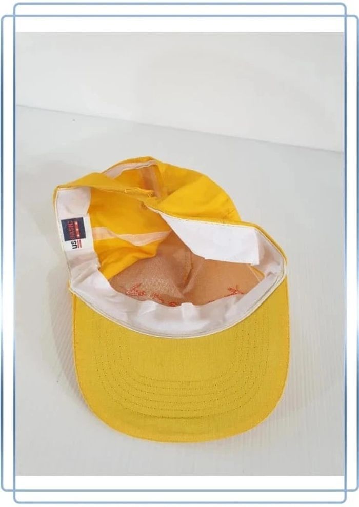 Casquette jaune Beyond, bon état, taille unique mais il y'a des petites tâches à nettoyer, - photo numéro 4