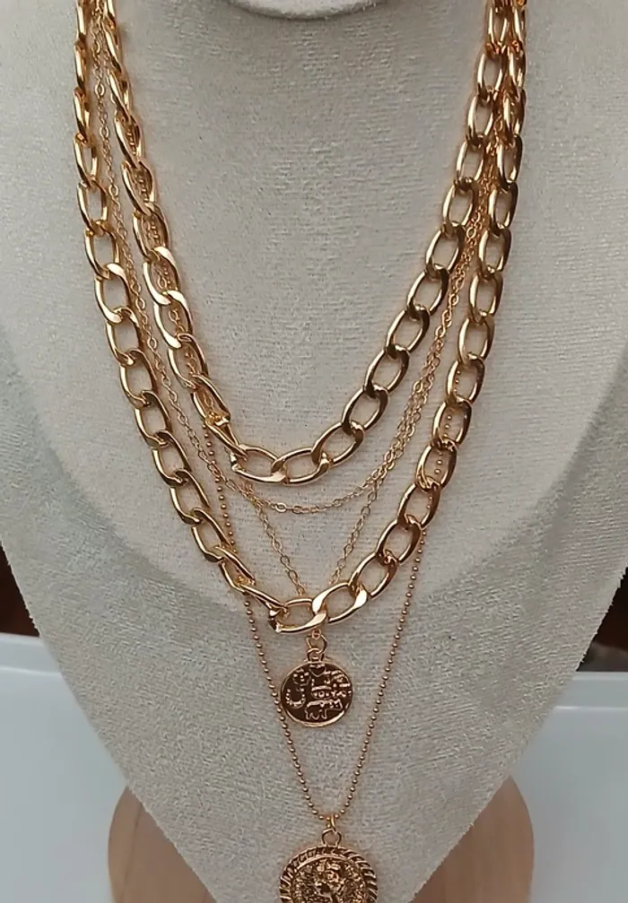 Collier multi-rangs doré  médaillons tendance