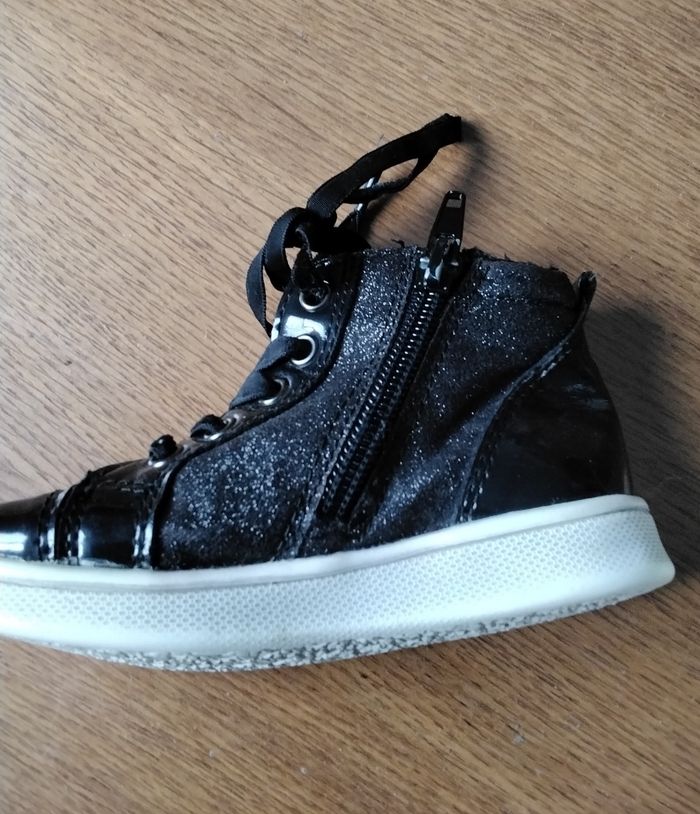 Chaussures  montante  ,noir  paillettes  ,nœud  ,fermeture  et  lacets  ,Gemo  Baby  ,pointure  23 - photo numéro 3