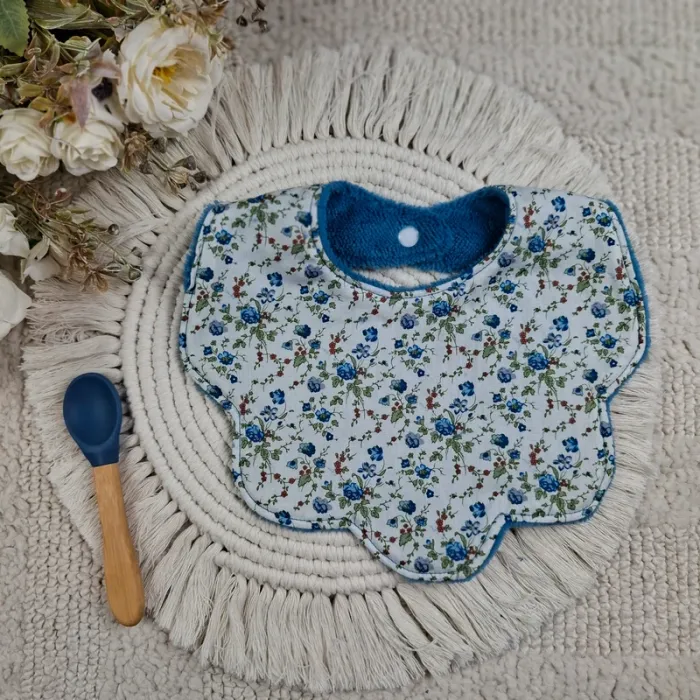Bavoir forme fleur motif liberty bleu