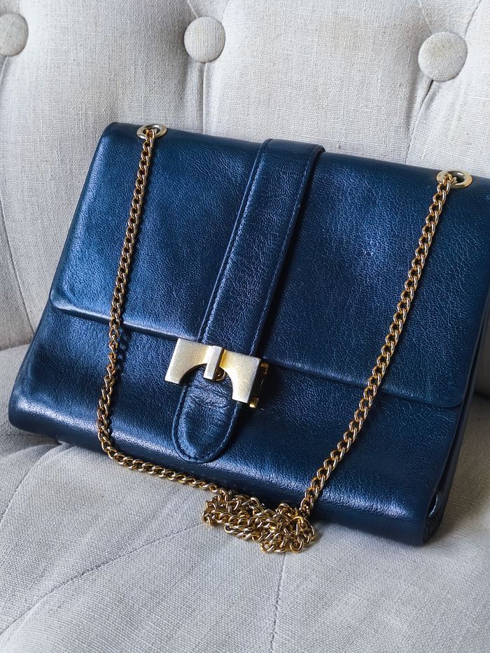 💙 Sac vintage chic en cuir bleu - chaîne maille dorée et fermoir graphique