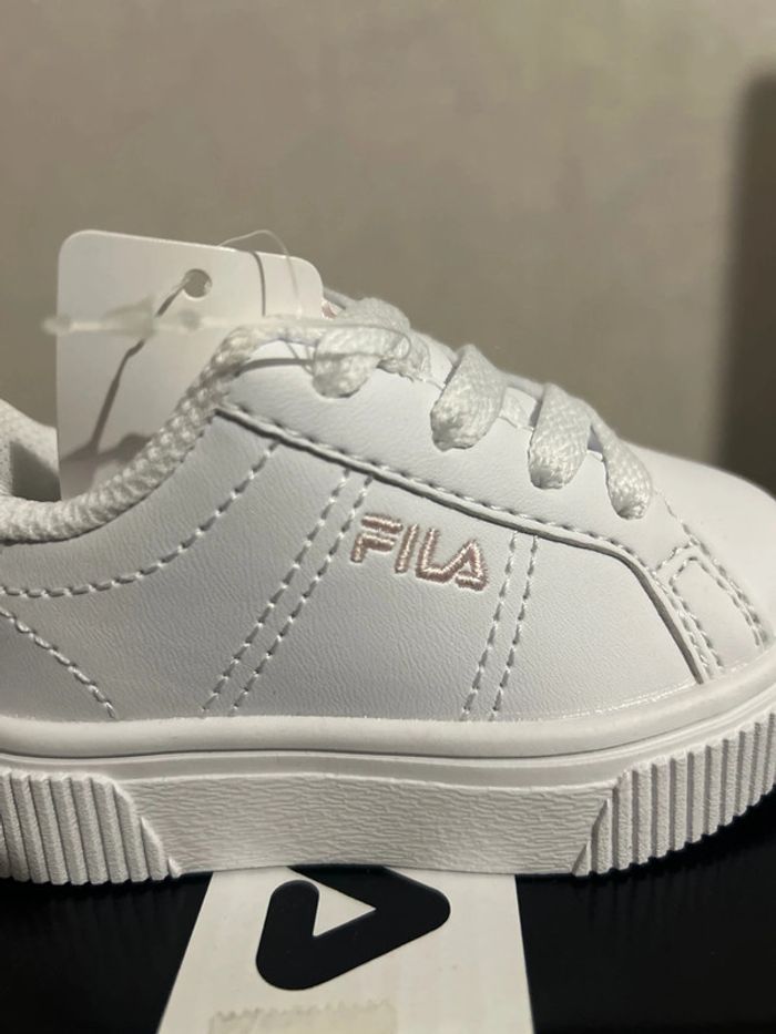 Baskets blanche bébé vernies Fila Panache semelles dure 19 - photo numéro 2