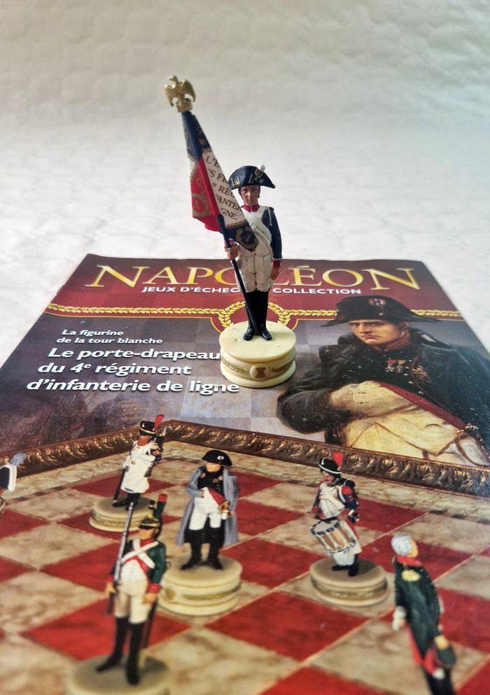 Figurine  , Napoléon , jeux d'échec de collection  , le porte drapeau du 4eme régiment d'infanterie de ligne