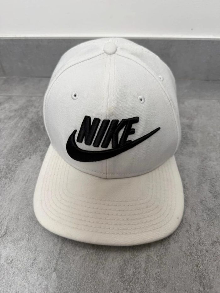 Casquette Nike blanche et noir logo brodé en super état - photo numéro 3