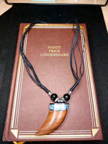 Magnifique collier en cordelette noire, pendentif griffe style bois