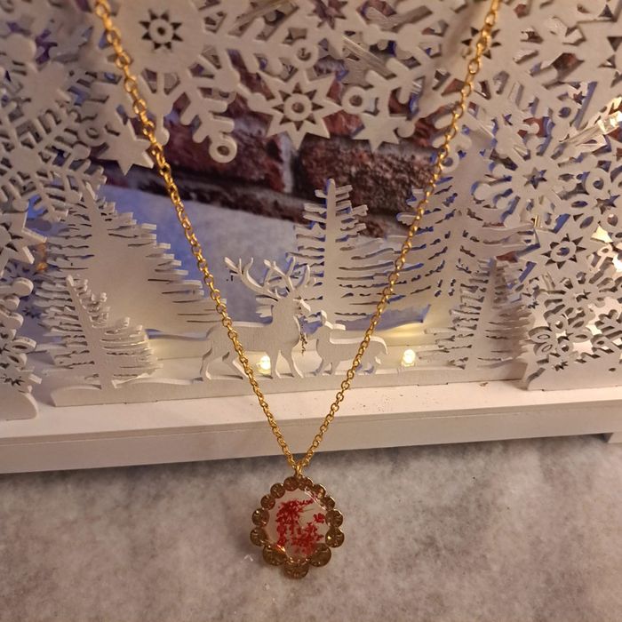 Collier avec pendentif en résine florale - photo numéro 7