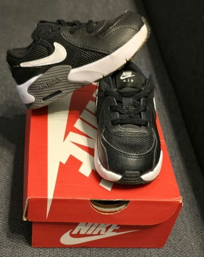 (Etat neufs)🥰🤩😍Superbes Baskets NIKE  AIR MAX pointure 23.5 (lacets élastiques)😍🤩💙🥰