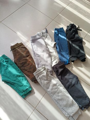 Lot 8 joggings taille 18/24 mois