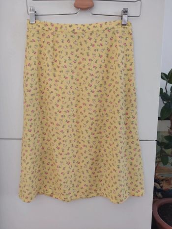 Jupe vintage jaune à fleurs en viscose longueur genou, vaporeuse taille 36