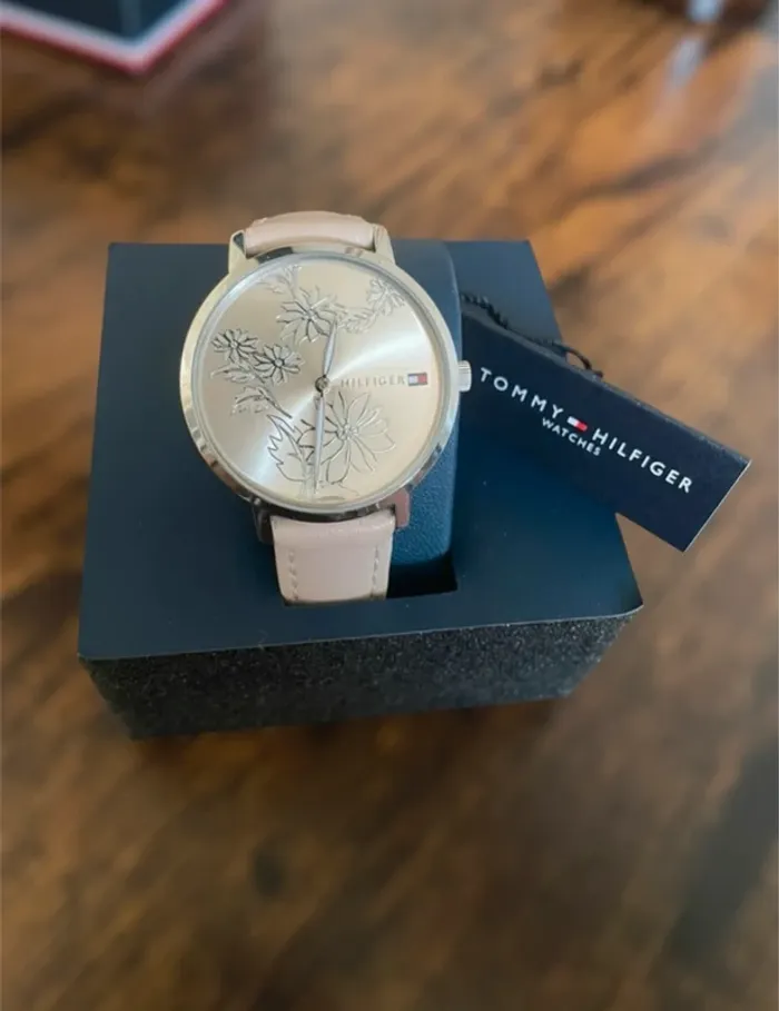 Montre argenté et rose poudré femme motifs fleurs marque Tommy Hilfiger - photo numéro 2