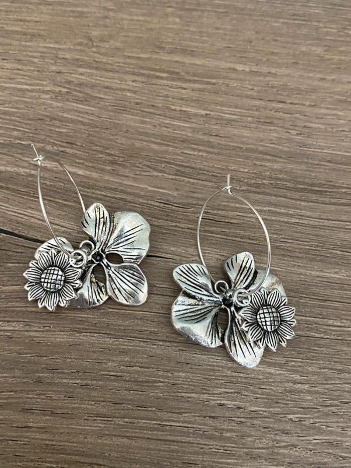 Paire de boucles d’oreilles créoles fleurs acier - photo numéro 4