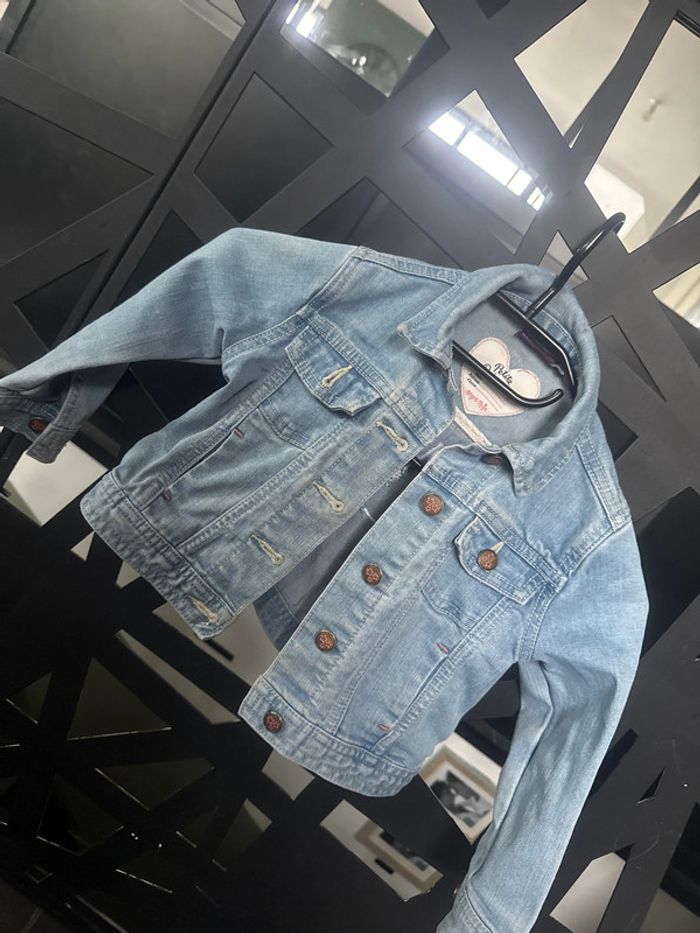 Veste en jean brodée avec un A - photo numéro 3