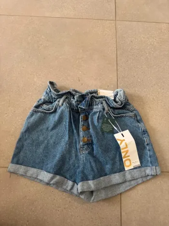 Short en jean Only, taille S, neuf avec étiquette, valeur 30€  36x35cm