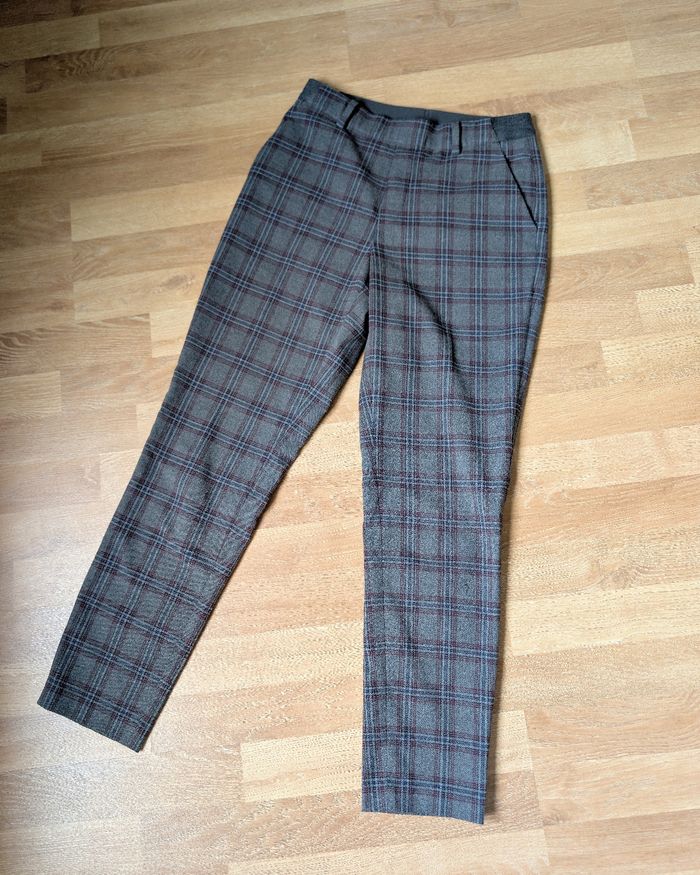 Pantalon droit ajusté gris à carreaux style old school tendance automnal. Taille élastique, 60-63cm matière type lainage. Marque Uniqlo Taille 34 XS
Très bon état - photo numéro 6