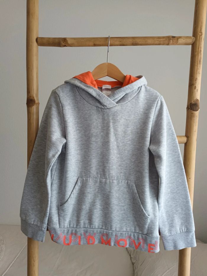 Sweat gris à capuche 7 / 8 ans