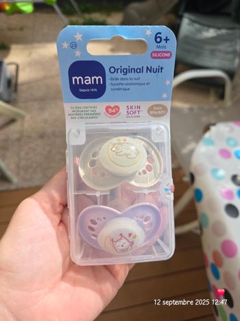 Deux tétines MAM pour la nuit