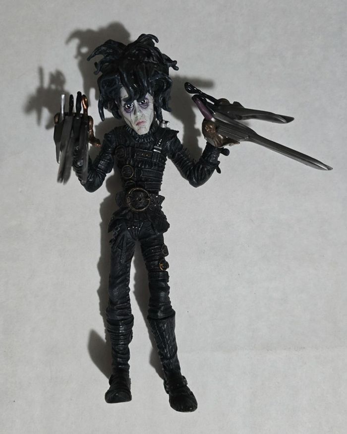 Figurine articulée edward aux mains d’argent mezco 2005
