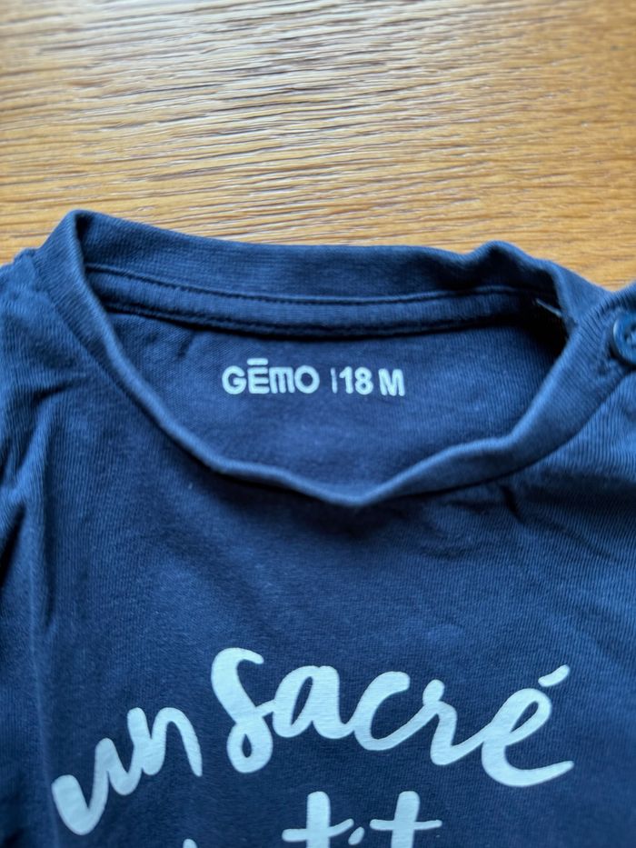 T-shirt Manches Longues Bleu Marine Gémo 18 Mois Un Sacré Numéro Comme Papa – Très Bon État - photo numéro 3