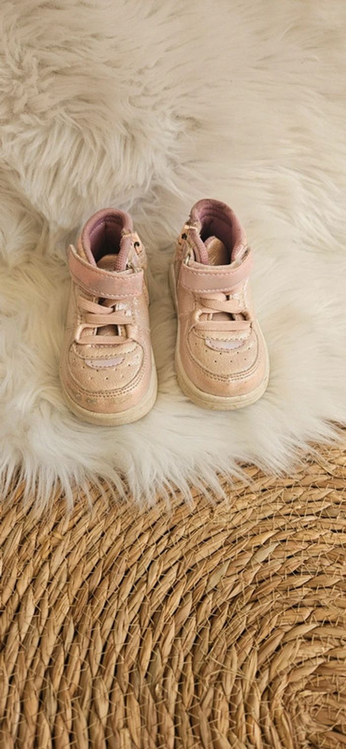 Paire de basket montante taille 19 - photo numéro 2