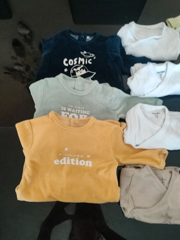 Lot pyjamas/ bodies 1 mois - photo numéro 2