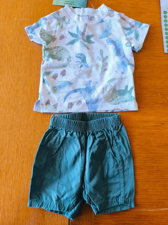 309805 ensemble tee-shirt Mc blanc dino + short vert garçon 3 mois