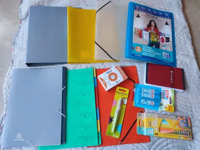 Lot de fournitures scolaires / bureau