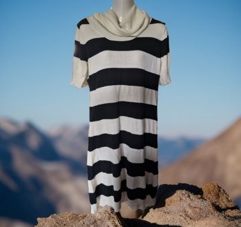 Jolie robe midi a col roulé drapé et manches courtes