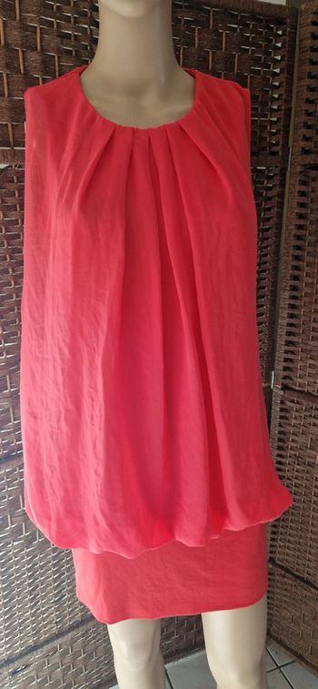 Jolie robe rose dos original, sans manche taille s