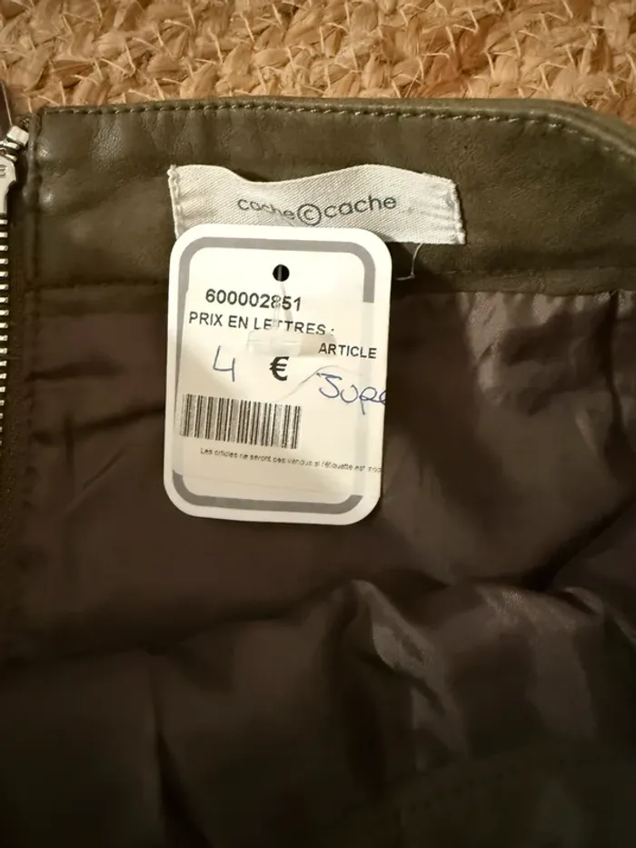 Jupe courte effet cuir kaki de la marque Cache Cache. - photo numéro 2