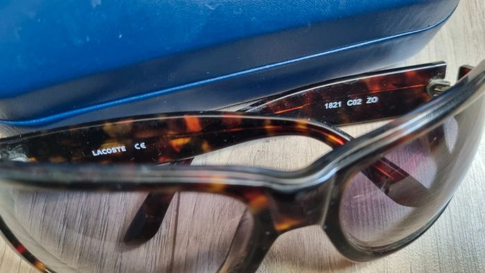 Lunettes femme Lacoste marron originale et boîtier de rangement - photo numéro 4