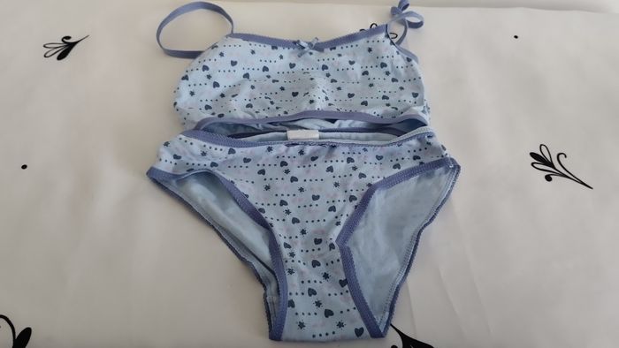 Parure brassière et culotte assortie taille 6 ans