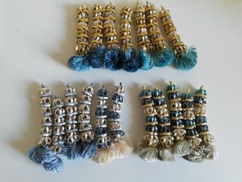 Lot de 18 pompons long bleu jaune beige pour loisirs créatifs