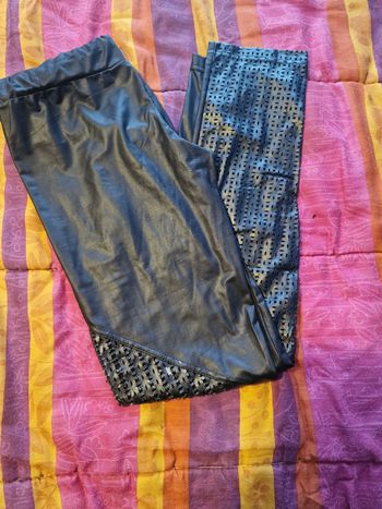 Tres beau leggins aspect cuir zone effet résille