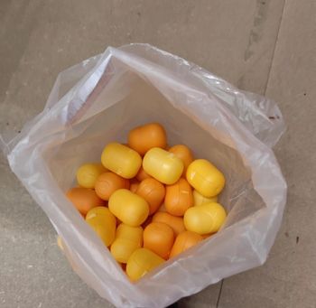 100 oeufs kinder + les  14 plus gros  tous vide