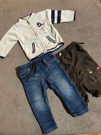 Lot 2 pantalons et 1 gilet 18 mois